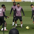 Los futbolistas del Real Madrid Vivicius Jr (2i), Camavinga (2i), Kylian Mbappé (2d) y Trent Alexander-Arnold (d) entrenan en Valdebebas.