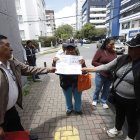 Píntag. Ayer, moradores de la parroquia rural llegaron con sus facturas a las oficinas de la entidad.