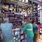 Por el temor a los apagones en el país, la ciudadanía empezó a comprar focos recargables.