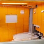 Captura de vídeo cedido por la NASA que muestra el retrete a bordo de la cápsula Orión de la misión lunar Artemis II.