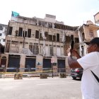 Detenerse a tomarle fotos a las ruinas de la Casa Tola se ha vuelto una escena cotidiana en la esquina de Escobedo y 9 de Octubre, en el centro de Guayaquil.