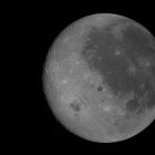 Fotografía tomada de la cuenta oficial en X de la NASA @NASA donde se observa la cara visible de la luna al costado derecho y la cara oculta del lado izquierdo.