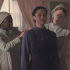 Basada en la novela homónima publicada por Margaret Atwood en 2019, Los testamentos se sitúa en el mismo universo que El cuento de la criada.