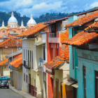 Calles de Cuenca con la Catedral al fondo, en vísperas del feriado por su fundación.