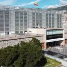 Fachada de la Asamblea Nacional en Quito, donde se debate la reforma sobre el uso de uniformes oficiales.