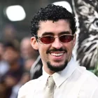 Bad Bunny desfiló en la alfombra roja del estreno de “Caught Stealing” en Nueva York el 26 de agosto de 2025