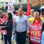 Militantes de Unidad Popular protestan en las afueras del CNE por su proceso de cancelación.