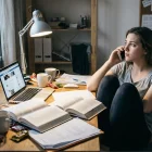 El uso constante del celular puede reforzar la procrastinación al ofrecer recompensas inmediatas.