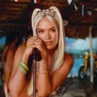 Karol G en el videoclip de Si Antes Te Hubiera Conocido, uno de sus éxitos musicales