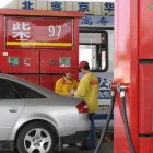 Despacho de combustible en una gasolinera de China.