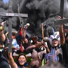 Indígenas participan en la manifestación 'El Congreso, enemigo del pueblo: Nuestro futuro no está en venta' del Campamento Tierra Libre este martes, en la Explanada de los Ministerios, en Brasilia (Brasil).