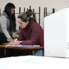 Ciudadanos sufragan en recintos electorales distribuidos por el CNE para los comicios.