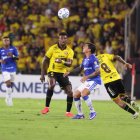 Jugadores de Barcelona SC y Cruzeiro luchan por el balón durante el partido de la fase de grupos de la Copa Libertadores disputado en el estadio Monumental.