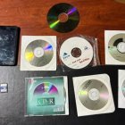 La Policía mostró las evidencias que se hallarin en la casa del detenido como un disco duro, una computadora y decenas de CD.