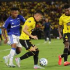 Luca Sosa (C) de Barcelona SC disputa el balón con Keny Arroyo (i) de Cruzeiro, en el partido de la Copa Libertadores 2026.