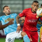 Jonathan Álvez (d), delantero de Barcelona, falló un penal ante Sporting Cristal.