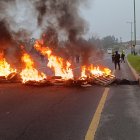 Los moradores colocaron llantas y palos en la vía Quito-Papallacta.
