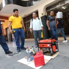 Un trabajador de la ferretería León, en Guayaquil, prueba un generador de energía eléctrica antes de entregar al comprador.