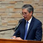 Raúl Llasag Fernández es un indígena kichwa de Cotopaxi, profesor de la Universidad Central del Ecuador y juez constitucional.