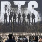 Seguidores de BTS se congregan en Seúl durante un concierto gratuito del grupo de K-pop.