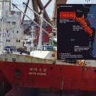 Foto referencial de un barco de pesca chino y un mapa con detalles de puntos de pesca.