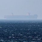 Un barco navega por el estrecho de Ormuz