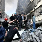 La gente se reúne en el lugar de un ataque aéreo israelí en el barrio Corniche el-Mazraa de Beirut, Líbano, el 8 de abril de 2026.