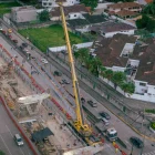 En la avenida del Bombero, en Los Ceibos, se realizan trabajos para colocar las vigas para los nuevos puentes.