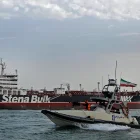 Una lancha rápida de la Guardia Revolucionaria Iraní navega alrededor del petrolero Stena Impero, al sur de Irán.