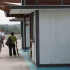 Quioscos cerrados, tachos de basura oxidados y plantas sin mantenimiento son el panorama en los puentes para peatones en la avenida Narcisa de Jesús.