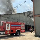 Los Bomberos de Guayaquil trabajan para apagar el incendio