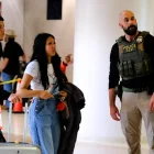 Un integrante del Servicio de Inmigración y Control de Aduanas (ICE) custodia el Aeropuerto Intercontinental George Bush en Houston (EE.UU).