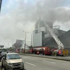 Una vía quedó inhabilitada para que los bomberos puedan apagar el fuego.