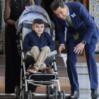 El presidente de la Junta de Andalucía, Juanma Moreno, llega a la sesión de control del Parlamento andaluz acompañado de Leo, un niño de 12 años de Sevilla que contó esta semana su caso de "piel de mariposa" en la Eurocámara.