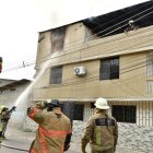 El incendio se registró en un departamento del último piso de esta casa de tres pisos, ubicada en Mapasingue Este, en el norte de Guayaquil.