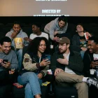 Grupo de jóvenes compartiendo en una sala de cine, generada con IA.