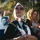Personas durante la manifestación por el Día Nacional de la Memoria por la Verdad y la Justicia por las víctimas de la última dictadura cívico-militar en Buenos Aires (Argentina).