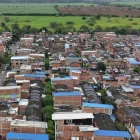 Paneles solares en los techos de viviendas de un barrio al oriente de Cali (Colombia).