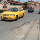 Riesgo. Baches enormes han generado daños y caídas en varios puntos de Urdesa.