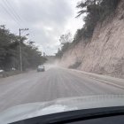 La vía Nayón–Cumbayá presenta tramos irregulares y polvo constante tras meses de obras inconclusas.
