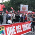 Un grupo de ciudadanos marcharon por la avenida 9 de Octubre reclamando por el IVA a alimentos que antes no pagaban el impuesto.