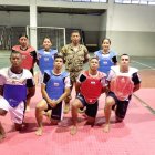 El entrenador Ronald Gainza y varios de los deportistas.