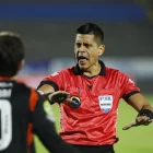 Francisco Pizzini reclama al árbitro del partido entre Universidad Católica y Emelec.