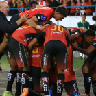 Jugadores del Deportivo Cuenca celebran el gol de Lucas Mancinelli.