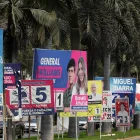 Fotografía que muestra carteles de candidatos electorales, en Lima (Perú).
