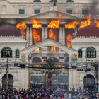 Manifestantes incendian el complejo gubernamental durante violentas protestas en Katmandú, Nepal. Fotografía del ganador de World Press Photo 2026, Narendra Shrestha