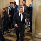 El expresidente francés Nicolas Sarkozy (C) sale del juzgado durante el juicio de apelación en el caso de financiación libia en París, Francia, 09 de abril de 2026.