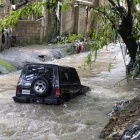 Un vehículo arrastrado a una cañada el 8 de abril de 2026, en Las 800, un barrio humilde en Santo Domingo (República Dominicana).