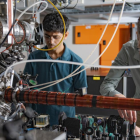 Yogesh Sridhar y Sean Hodgman, de la Universidad Nacional de Australia, lideraron el experimento que demostró el entrelazamiento cuántico con átomos de helio.