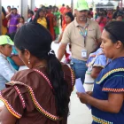 Fotografía del 25 de marzo de 2026 que muestra a indígenas haciendo fila durante la entrega de bonos en la comarca, en Chiriquí (Panamá).